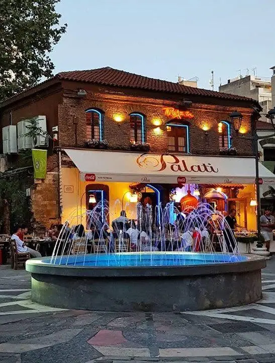 Εξωτερική άποψη βράδυ